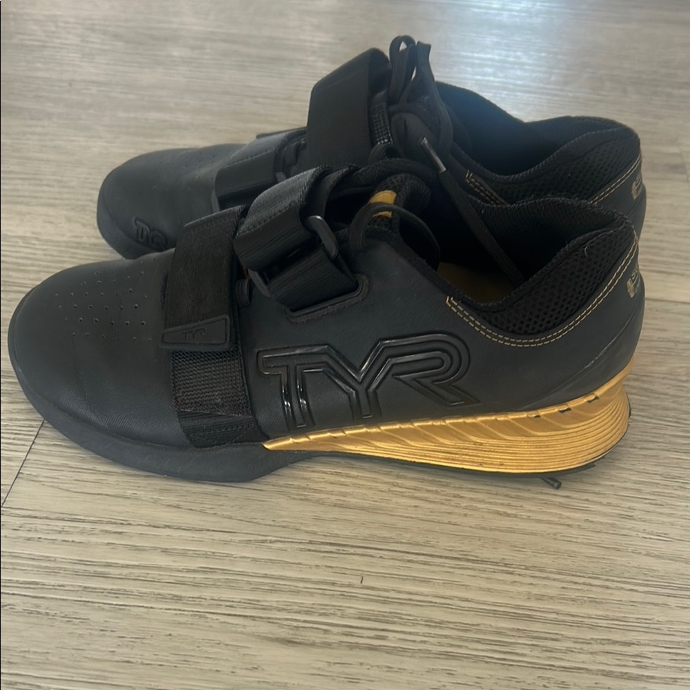 TYR Women’s size 8 lifters